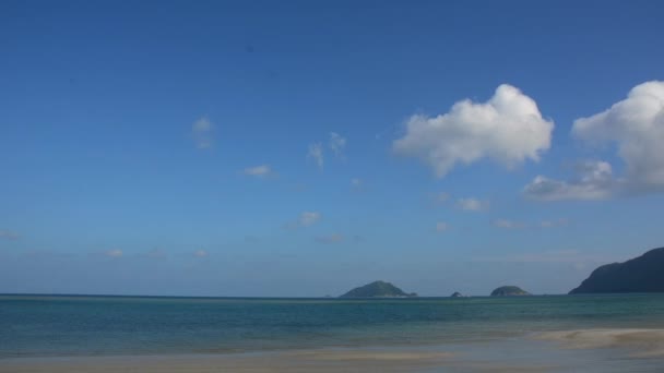 Praia de areia branca bonita com ilha no fundo — Vídeo de Stock