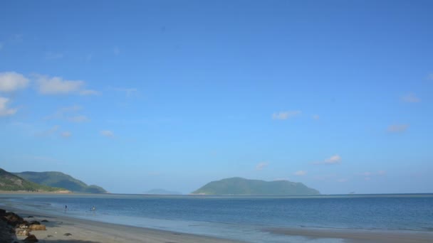 Hermosa playa de arena blanca con isla en el fondo — Vídeo de stock