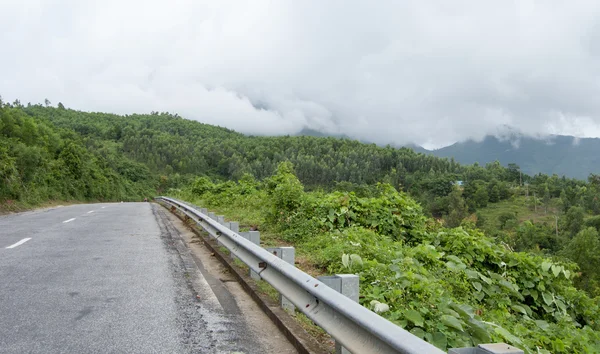 Horská silnice na Hai Van předat v odstínu — Stock fotografie