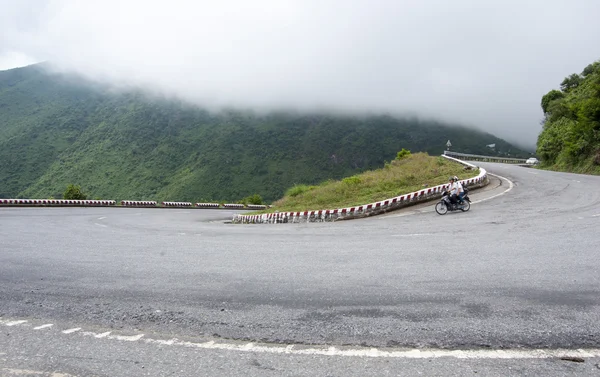 Strada di montagna sul passo Hai Van a Hue — Foto Stock