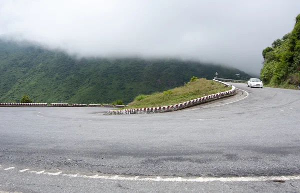 Horská silnice na Hai Van předat v odstínu — Stock fotografie