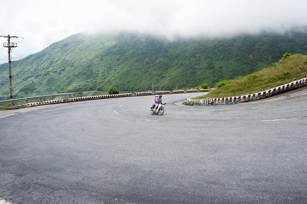 Mountain road on Hai Van pass in Hue — Stock Photo, Image