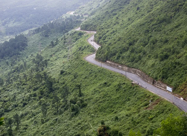 Bergweg op Hai Van pass in Hue — Stockfoto