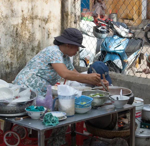 Πωλητή πώληση τροφίμων δρόμου στη Σαϊγκόν — Φωτογραφία Αρχείου