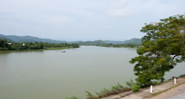 Veduta del fiume Huong a Hue, Vietnam — Foto Stock