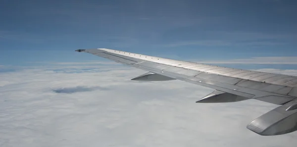 Vista da janela do avião com céu azul — Fotografia de Stock