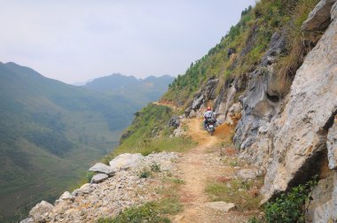 Dağ yolda çalışan motosiklet