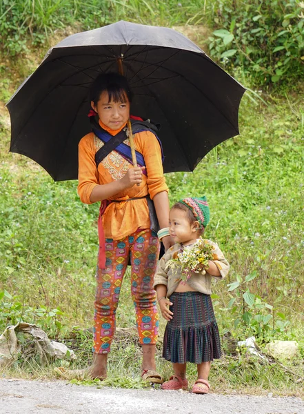 Ethnic Hmong children in Sapa, Vietnam — Stock Photo, Image