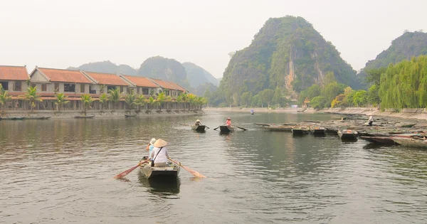 People rowing boats for carrying tourists in Tam Coc — Stock Photo, Image