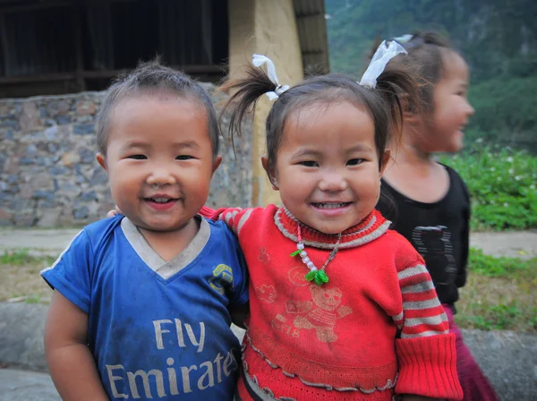 Etnische Hmong kinderen in Sapa, Vietnam — Stockfoto