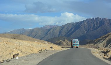 Çalışan arabalar yolun Ladakh içinde geçmektedir.