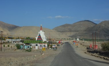 Çalışan arabalar yolun Ladakh içinde geçmektedir.