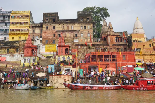 Båtar vid floden Ganges i Varanasi — Stockfoto