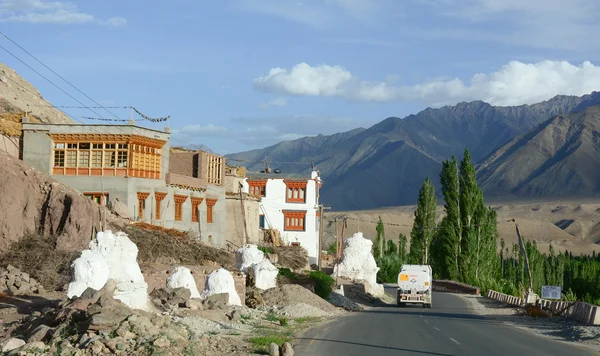Auto in corsa passare la strada in Ladakh — Foto Stock