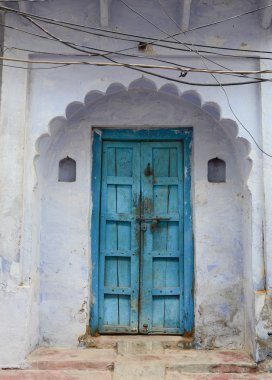 Mavi ahşap kapı