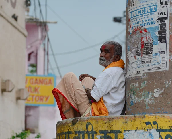 Indian man sitting at the ghat in Varanasi — Stock Photo, Image