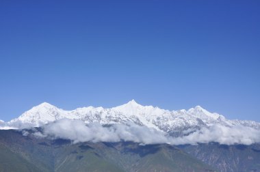 Bulutlar kar dağın üzerinden uçuyor