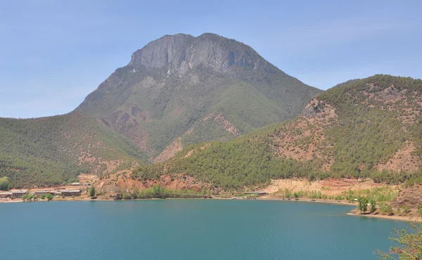Landscape of Lugu lake with the mountains — ストック写真