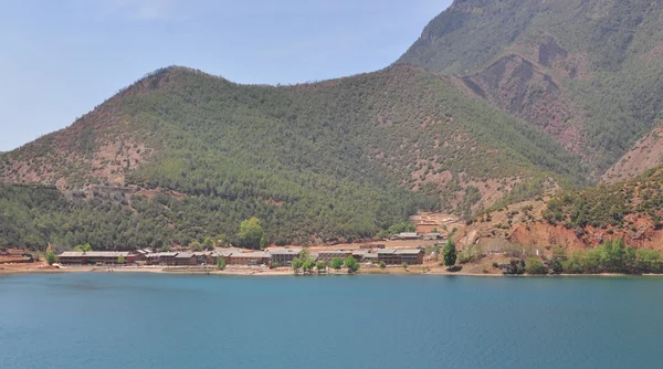 Landscape of Lugu lake with the mountains — Stockfoto