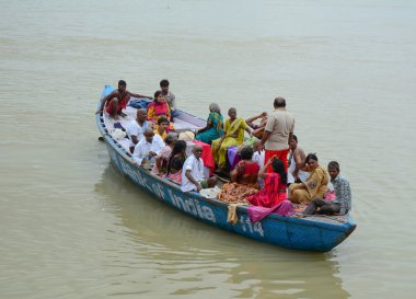 Hintli turist popüler tekne turuna katılarak