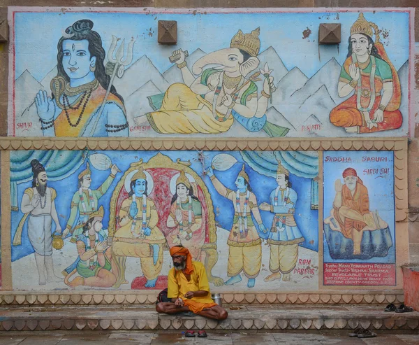 Hombre indio sentado en el ghat en Varanasi —  Fotos de Stock