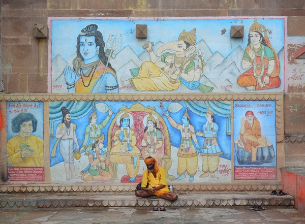 Hombre indio sentado en el ghat en Varanasi —  Fotos de Stock