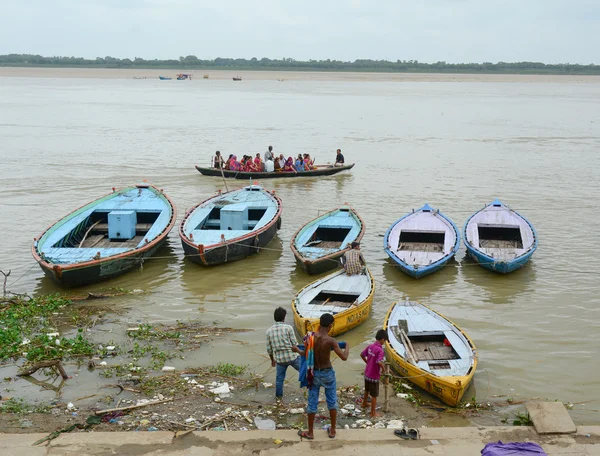 Turistas indios tomando el popular paseo en barco — Foto de Stock