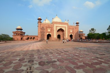 Agra, Hindistan - 19 Temmuz 2015. İnsanlar kırmızı kule, Taj Mahal için karmaşık ziyaret edin. Uttar Pradesh, Hindistan en büyük turistik vurgulamaktadır biridir.
