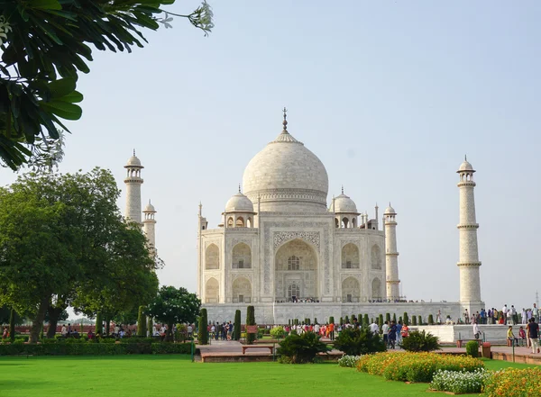 Indian people visit Taj Mahal — Stock Photo, Image