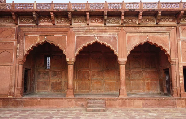 Detail der Tür aus rotem Sandstein — Stockfoto