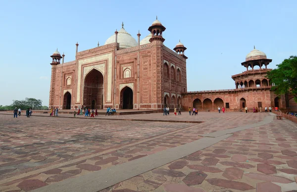 La gente visita la torre roja de Taj Mahal —  Fotos de Stock