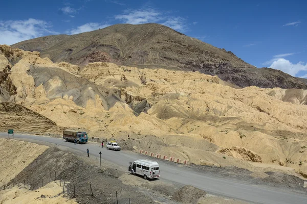 Coches corriendo pasan la carretera en Ladakh — Foto de Stock