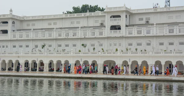 Sikh pilgrims in the Golden Temple — Stock Photo, Image