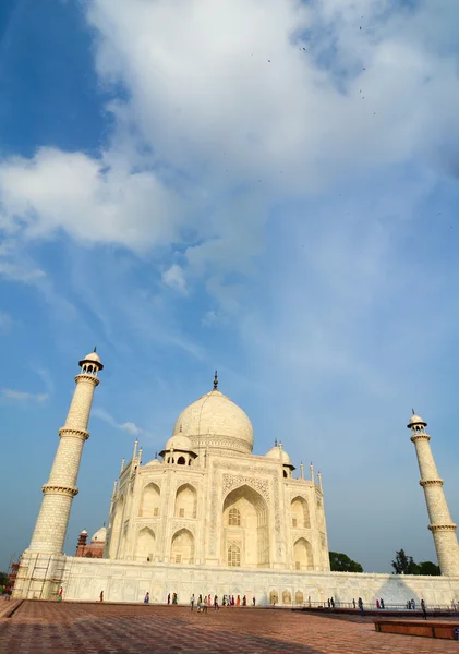 Indian people visit Taj Mahal — Stock Photo, Image