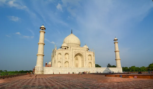 Indyjski osób odwiedza Taj Mahal — Zdjęcie stockowe