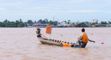 Mekong Nehri içinde yayın balığı yakalamak adam