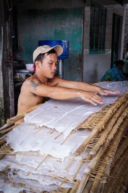 Vietnamca insanlar Pirinç Noodle yapma