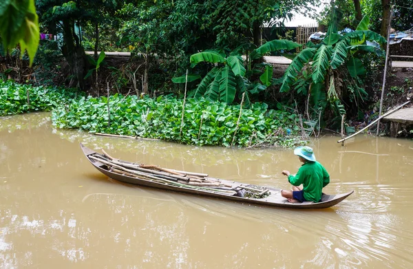 L'uomo cattura pesce gatto nel fiume Mekong — Foto Stock