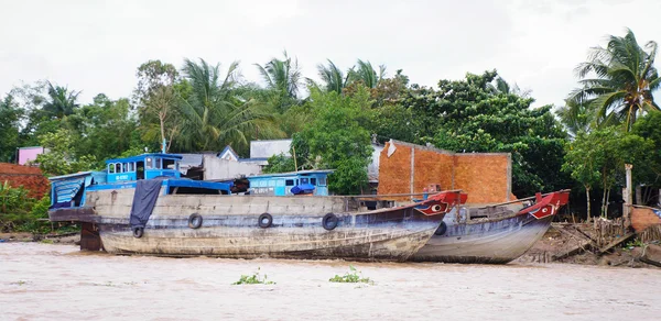 Barche di legno sul fiume Can Tho — Foto Stock