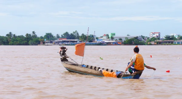 Hombre captura de bagre en el río Mekong — Foto de Stock