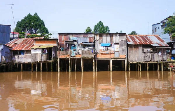 Houses of local people staying along river — Stock Photo, Image