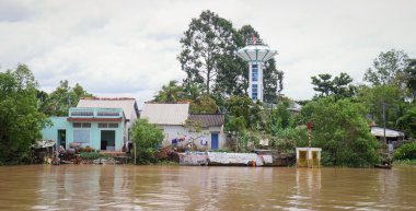 Yerel halkın nehir boyunca kalan evler