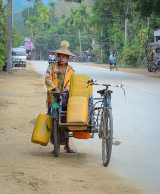 İnsanlar ve araçlar Mandalay sokakta