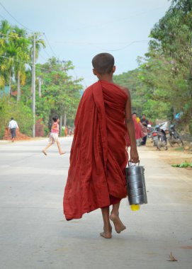 Birman rahipler sabah sadaka yürüyüş