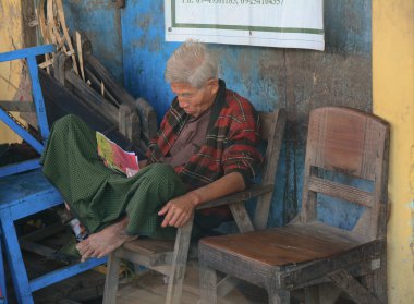 Birman insanlar bekleyen otobüs