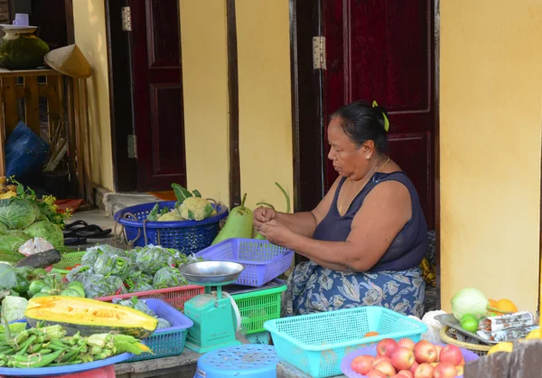 Birmese vrouwen verkopen van vers fruit op Bogyoke markt — Stockfoto