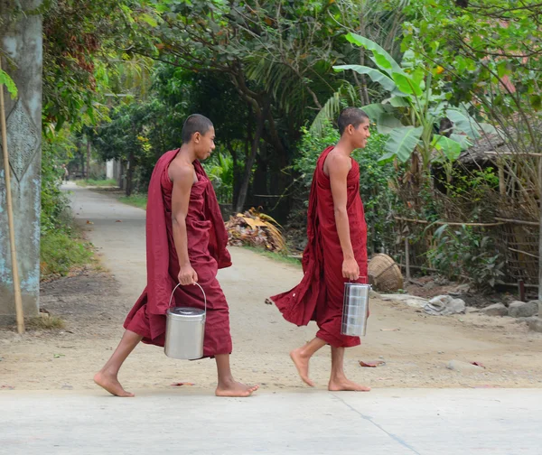 Birmese monniken ochtend alms wandelen — Stockfoto