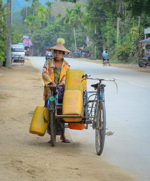İnsanlar ve araçlar Mandalay sokakta — Stok fotoğraf