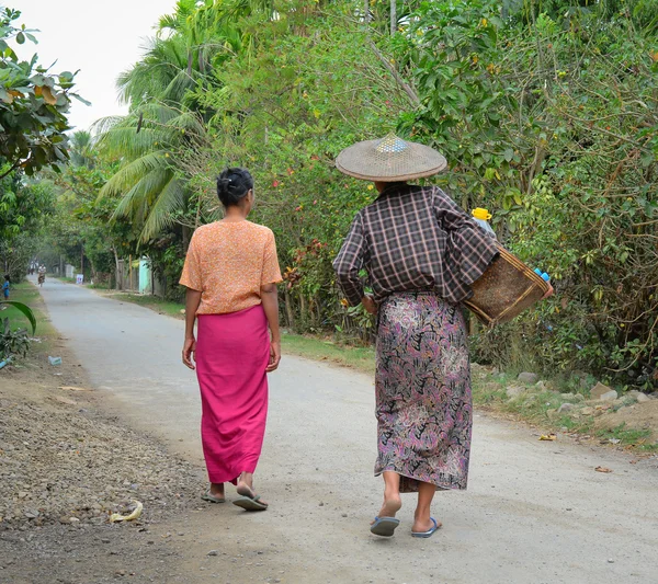 Burmese women carrying a heavy basket — Stock Photo, Image