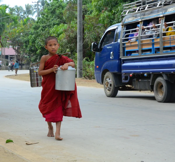 Monjes birmanos caminando limosnas por la mañana —  Fotos de Stock